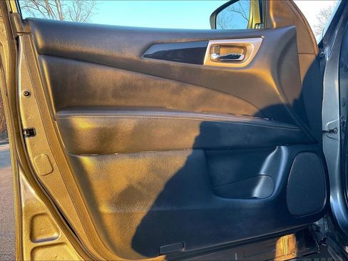 Used 2019 Nissan Pathfinder S image 21