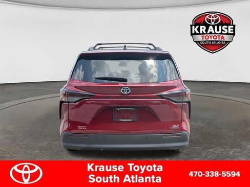 Used 2024 Toyota Sienna XLE FWD image 7