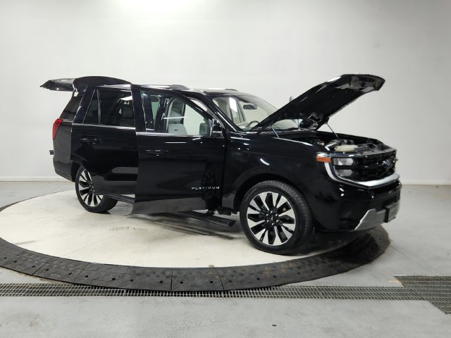 Used 2025 Ford Expedition Platinum w/ Driver's Package AWD/4WD image 10