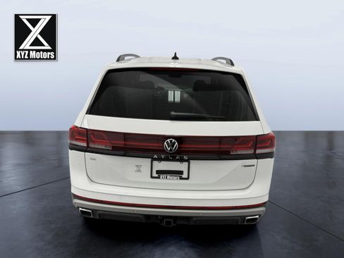 Used 2024 Volkswagen Atlas Peak Edition SE image 5