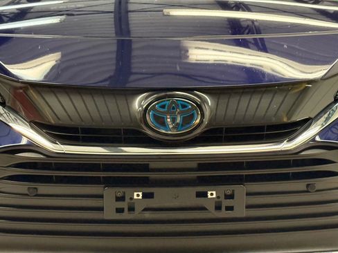 Used 2022 Toyota Venza XLE image 5