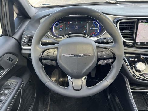 Used 2023 Chrysler Pacifica Limited w/ Uconnect Theater Family Group image 17