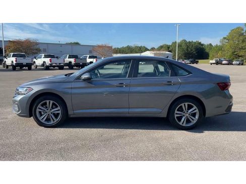 Used 2024 Volkswagen Jetta SE image 5