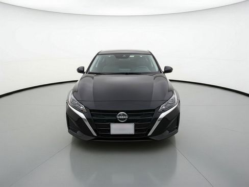 Used 2025 Nissan Altima 2.5 SV FWD image 2