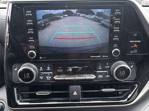 Used 2020 Toyota Highlander XLE image 19