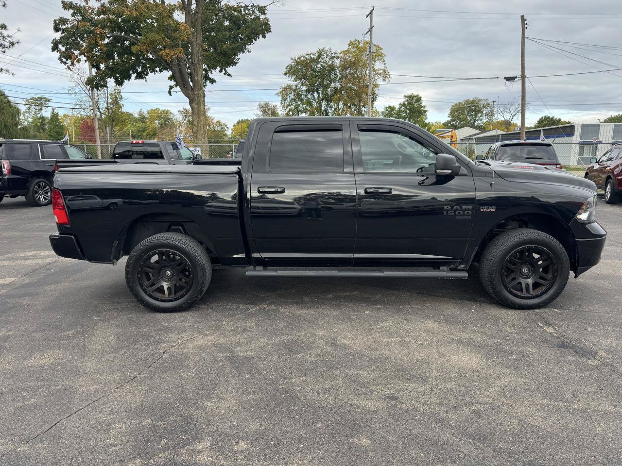 Used 2019 RAM 1500 Classic SLT w/ Black Appearance Group AWD/4WD image 5