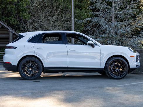 Certified 2025 Porsche Cayenne image 12