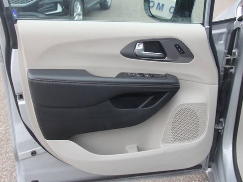 Used 2024 Chrysler Pacifica Touring-L FWD image 30