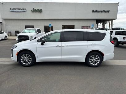 New 2027 Chrysler Pacifica Select w/ Family Tech Group