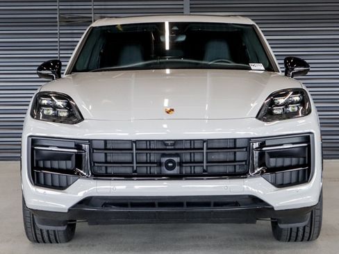 Certified 2025 Porsche Cayenne GTS AWD/4WD image 8