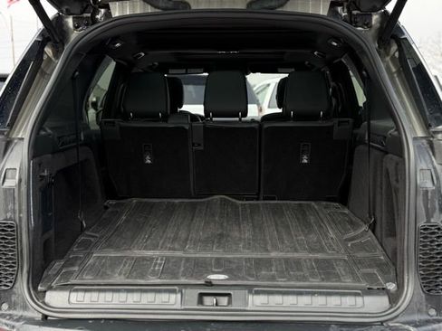 Used 2018 Land Rover Discovery SE image 24