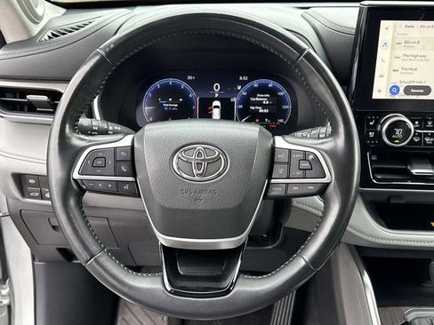 Used 2023 Toyota Highlander Limited image 19