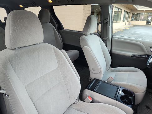 Used 2015 Toyota Sienna LE image 34