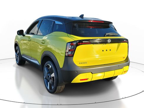 Used 2025 Nissan Kicks SR image 3