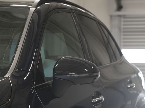 Used 2024 Mercedes-Benz GLC 300 4MATIC image 9