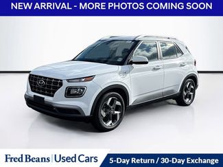Used 2023 Hyundai Venue SEL video 3