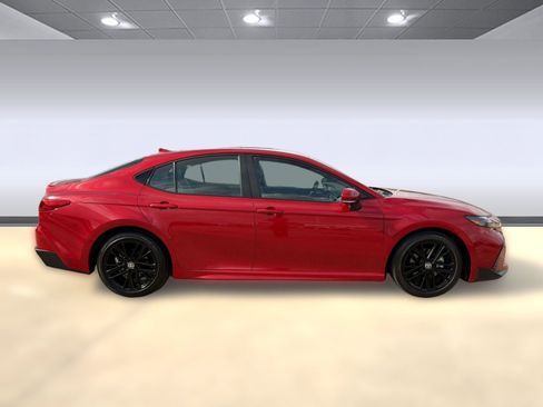 Used 2025 Toyota Camry SE w/ Convenience Package image 8