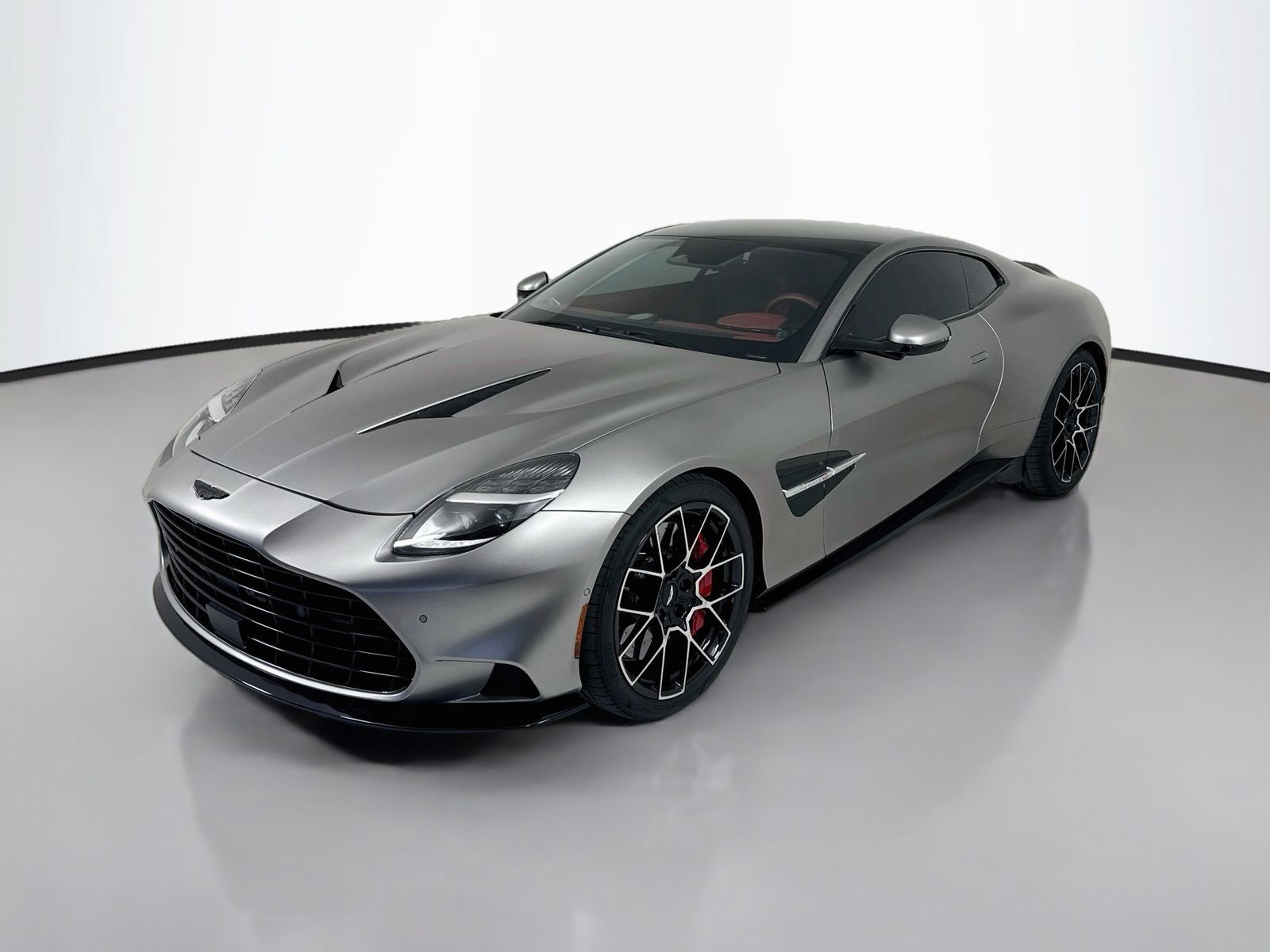 Used 2025 Aston Martin Vanquish RWD image 3