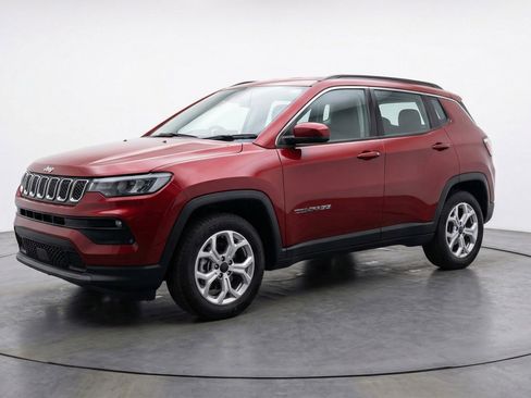 Used 2025 Jeep Compass Latitude image 3