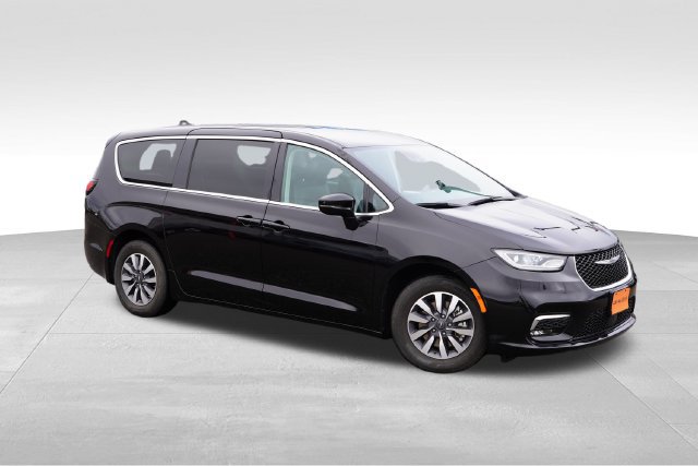 Certified 2024 Chrysler Pacifica Limited FWD image 2