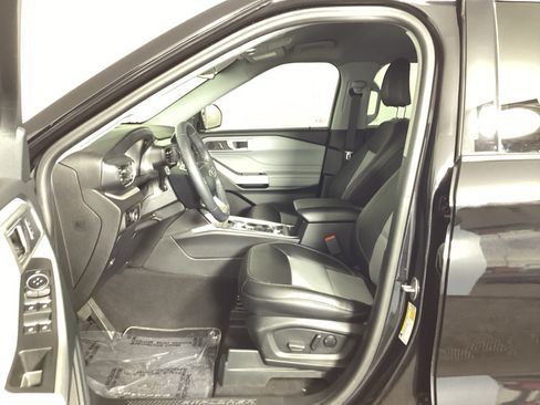 Used 2024 Ford Explorer XLT w/ Equipment Group 202A AWD/4WD image 17