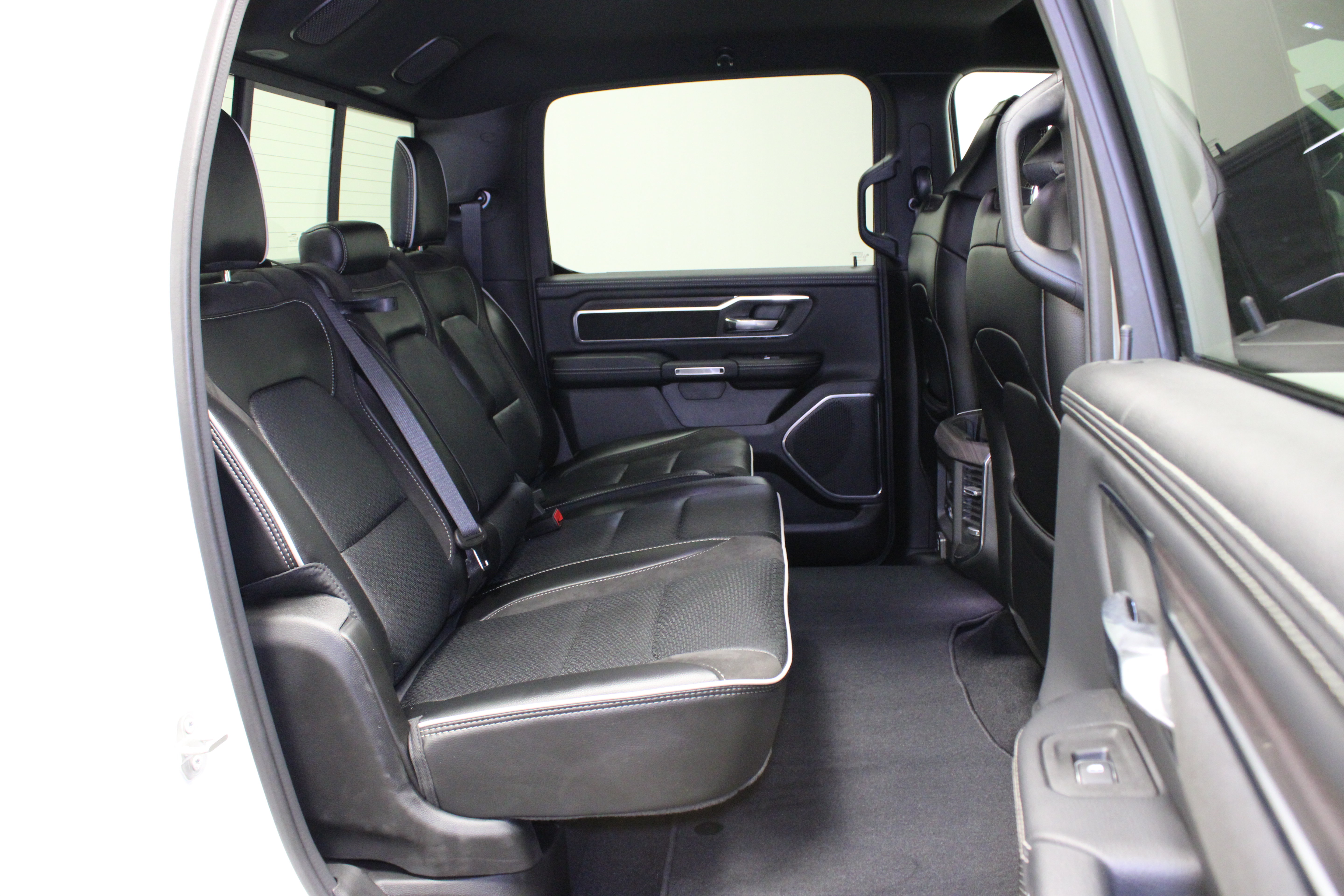 Used 2025 RAM 1500 Laramie AWD/4WD image 16