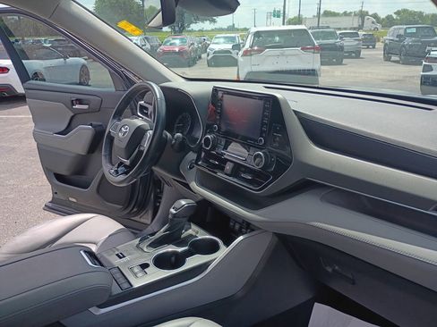 Certified 2021 Toyota Highlander XLE FWD image 15