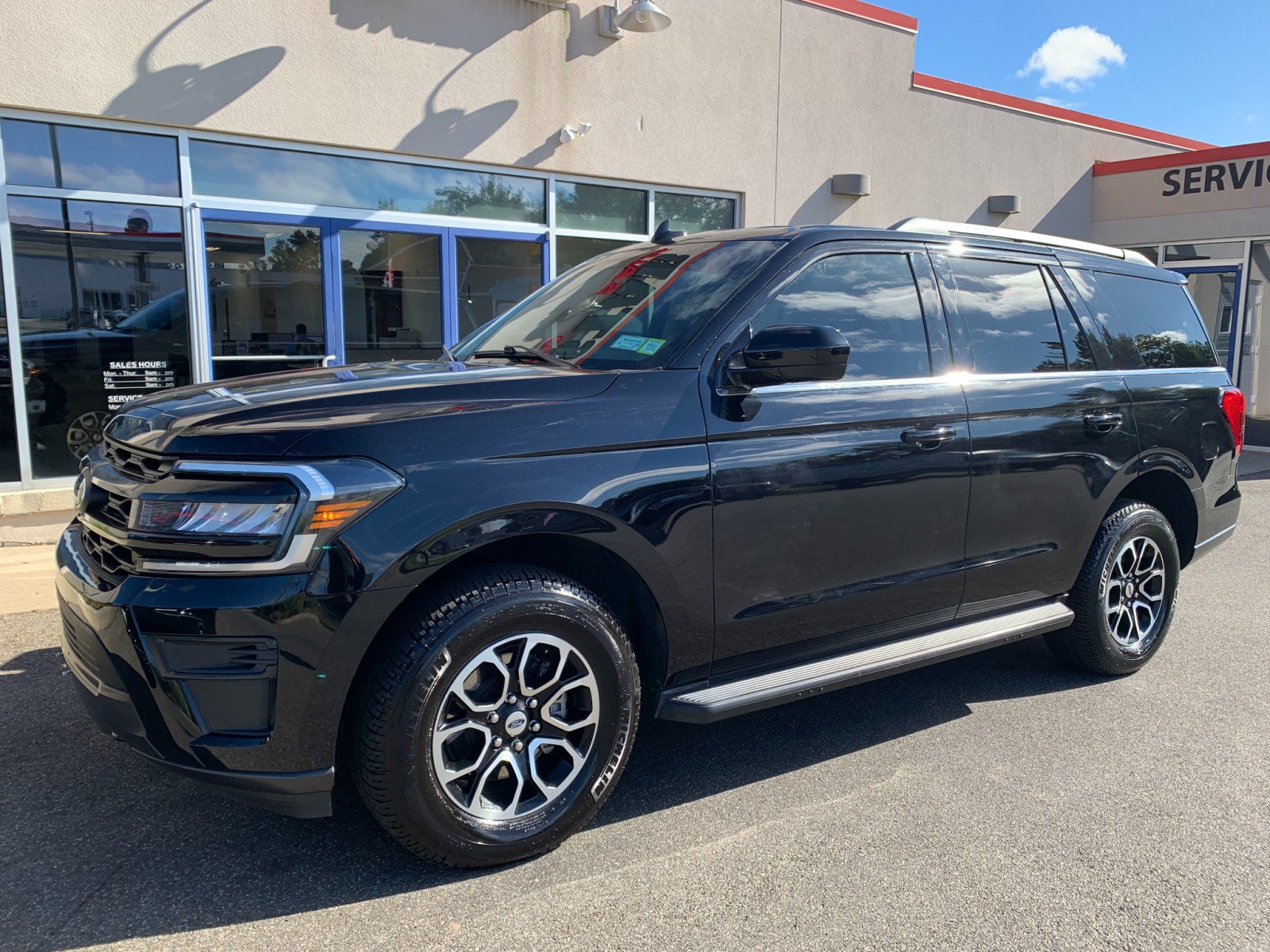 Used 2023 Ford Expedition XLT AWD/4WD image 1