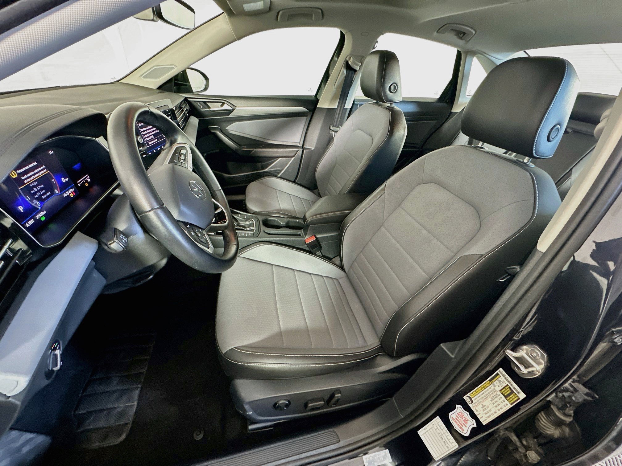Used 2025 Volkswagen Jetta SE FWD image 13