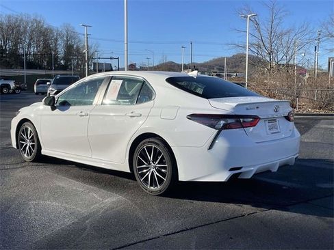 Used 2022 Toyota Camry SE image 3