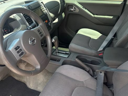 Used 2013 Nissan Frontier SV w/ SV Value Truck Pkg AWD/4WD image 9
