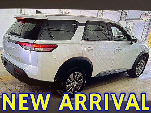 Used 2024 Nissan Pathfinder S image 2