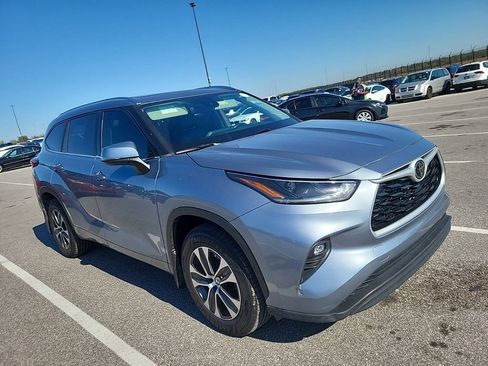 Used 2021 Toyota Highlander XLE image 3