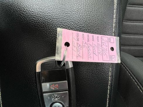 Used 2019 Ford Fusion SE image 28