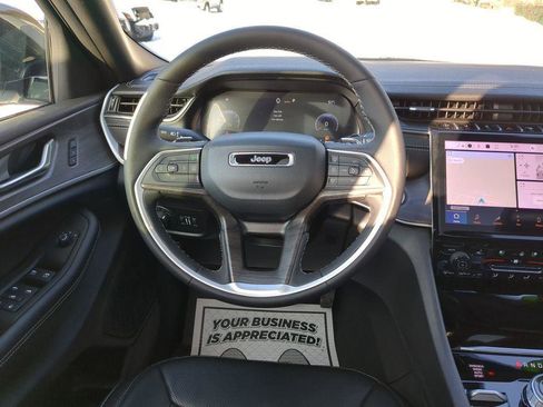 Used 2025 Jeep Grand Cherokee L Limited w/ Luxury Tech Group II image 15