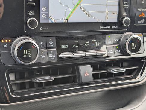 Used 2021 Toyota Highlander XLE image 21