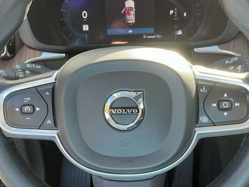 Used 2022 Volvo XC60 B5 Momentum w/ Climate Package image 11