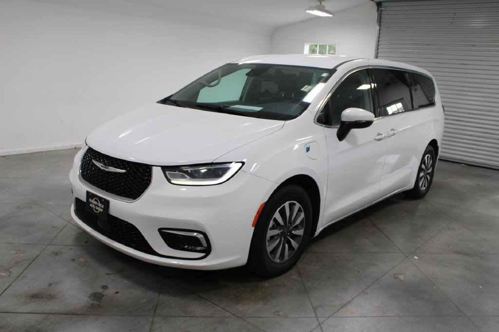 Used 2023 Chrysler Pacifica Touring-L FWD image 4
