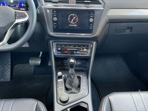 Used 2022 Volkswagen Tiguan SE image 9