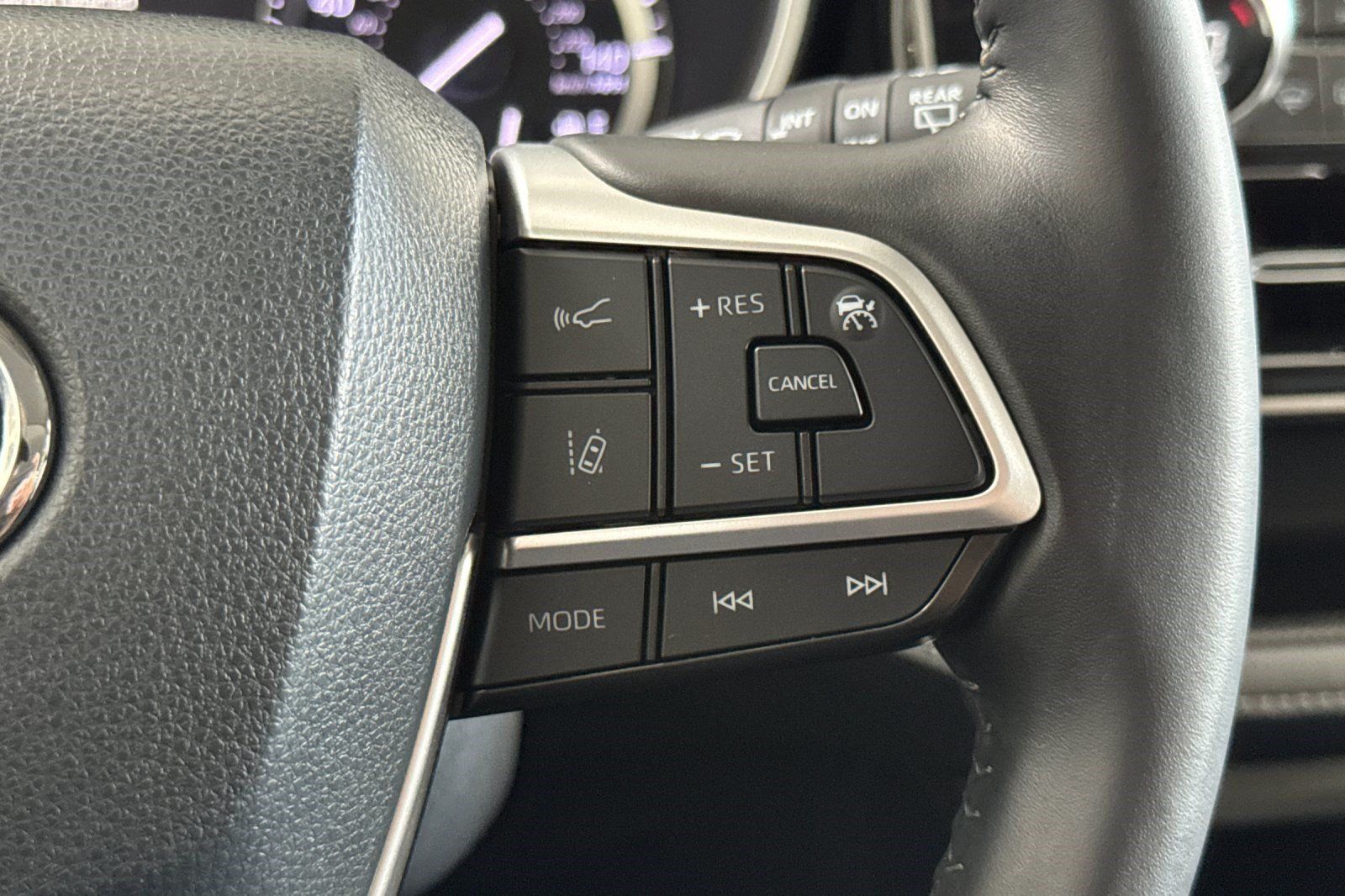 Used 2022 Toyota Highlander XLE AWD/4WD image 33