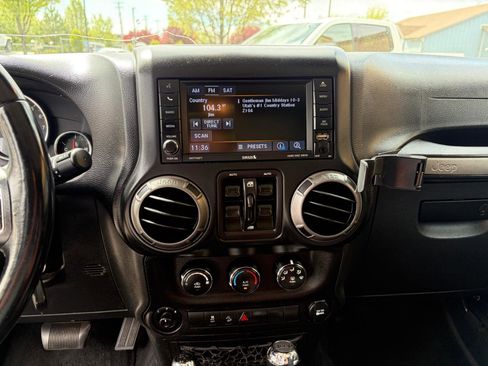 Used 2018 Jeep Wrangler Unlimited Sport S AWD/4WD image 16
