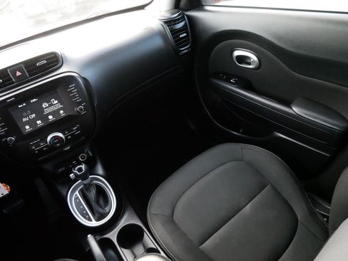 Used 2018 Kia Soul + image 11