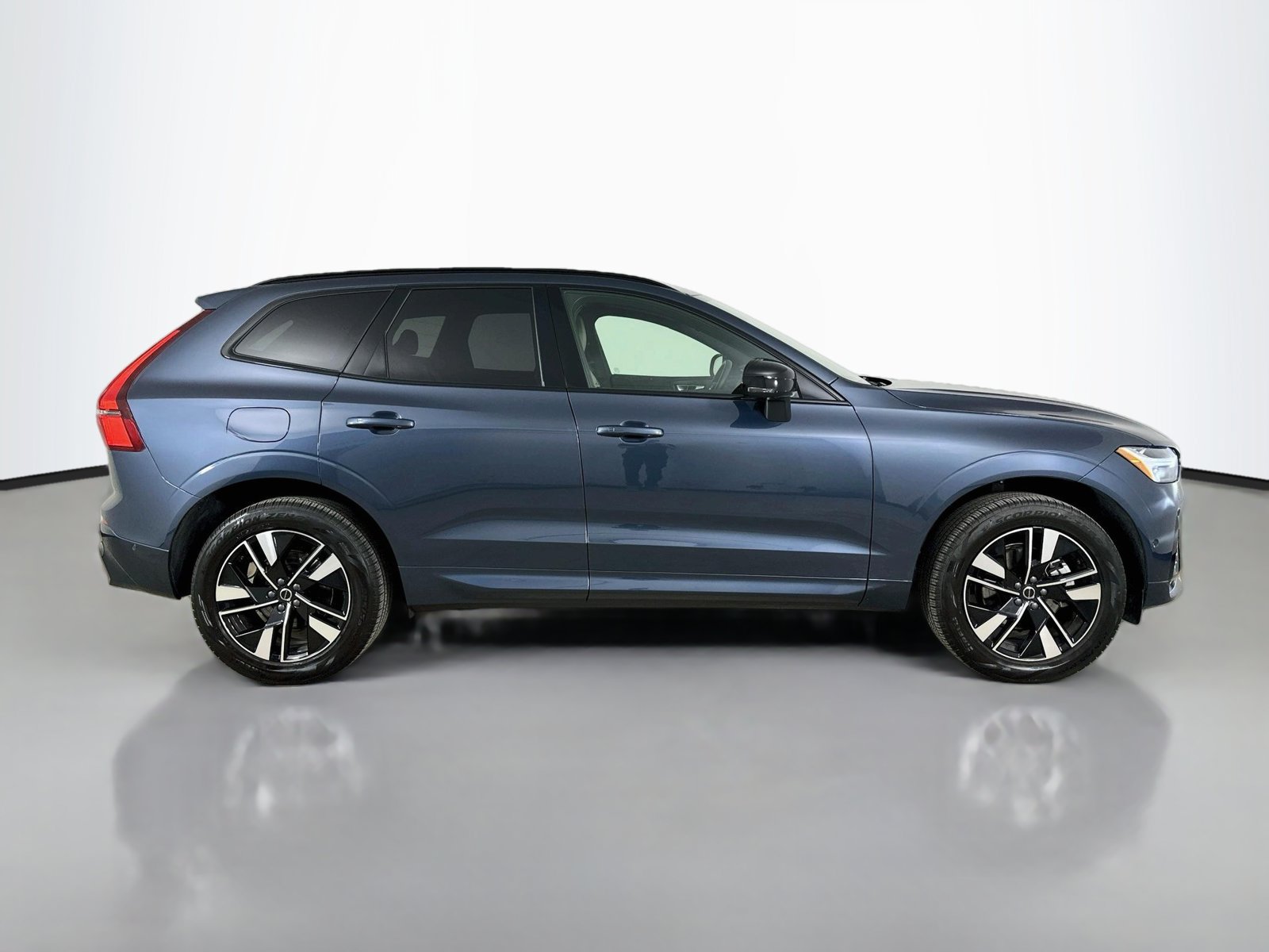 Certified 2026 Volvo XC60 B5 Plus w/ Protection Package Premier AWD/4WD image 4