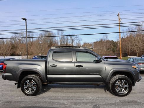Used 2019 Toyota Tacoma TRD Sport image 8