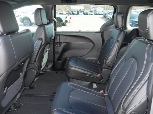 New 2026 Chrysler Pacifica Select image 25