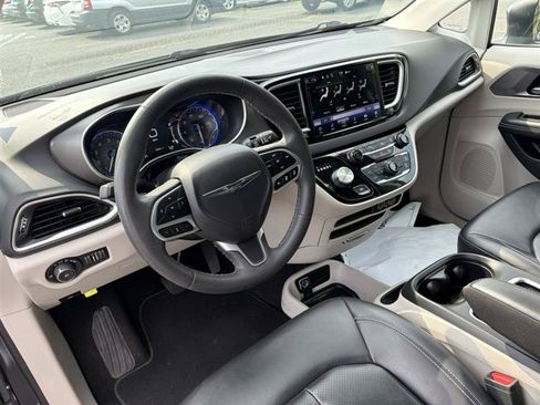 Used 2023 Chrysler Pacifica Touring-L FWD image 19