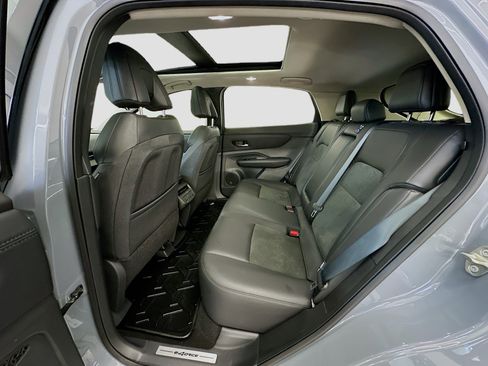 Used 2024 Nissan Ariya AWD image 30