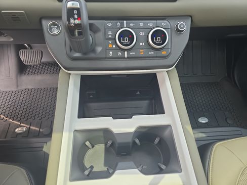 Certified 2025 Land Rover Defender 110 X-Dynamic SE AWD/4WD image 25