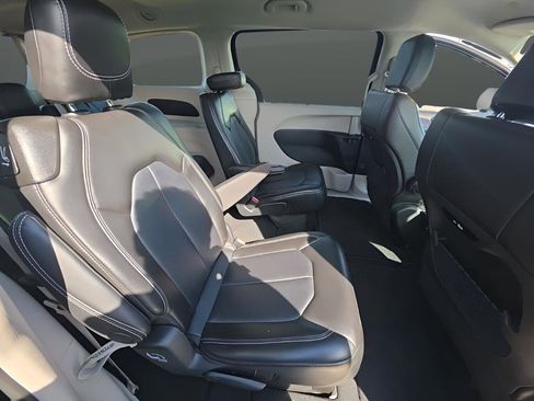 Used 2024 Chrysler Pacifica Touring-L image 16