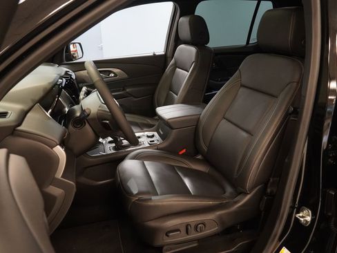 Used 2023 Chevrolet Traverse LT w/ LT Premium Package AWD/4WD image 3